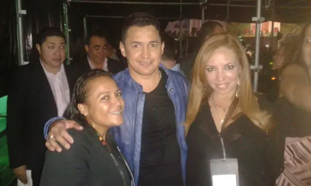 Laura La Cruz Hernández en el backstage con Jorge Celedón