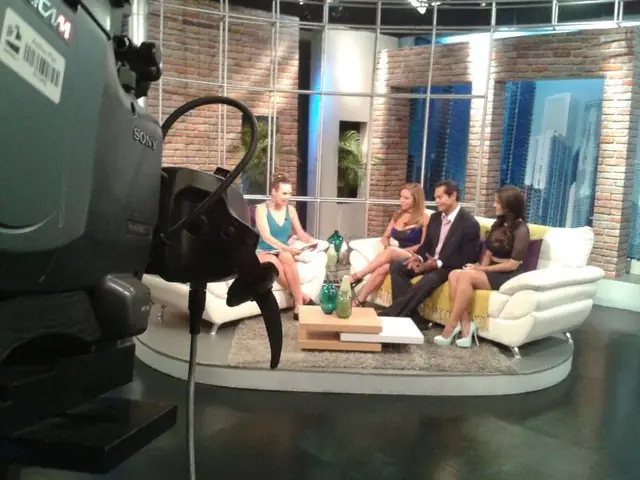 Plató de televisión durante una entrevista producida por Laura La Cruz Hernández
