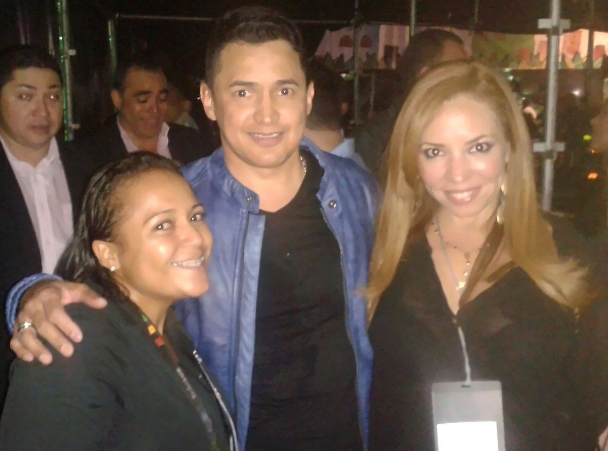 Laura La Cruz Hernández con Jorge Celedón como jefa de prensa de su gira