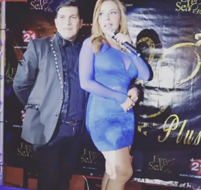 Laura La Cruz Hernández presentando un evento con micrófono