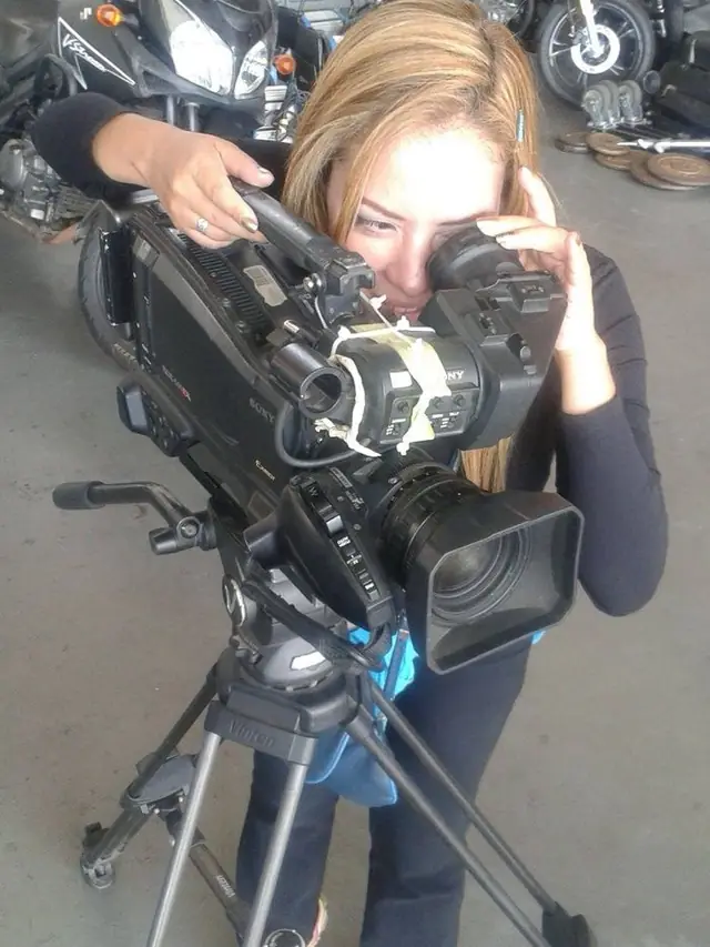 Laura La Cruz Hernández grabando con una cámara profesional en un rodaje